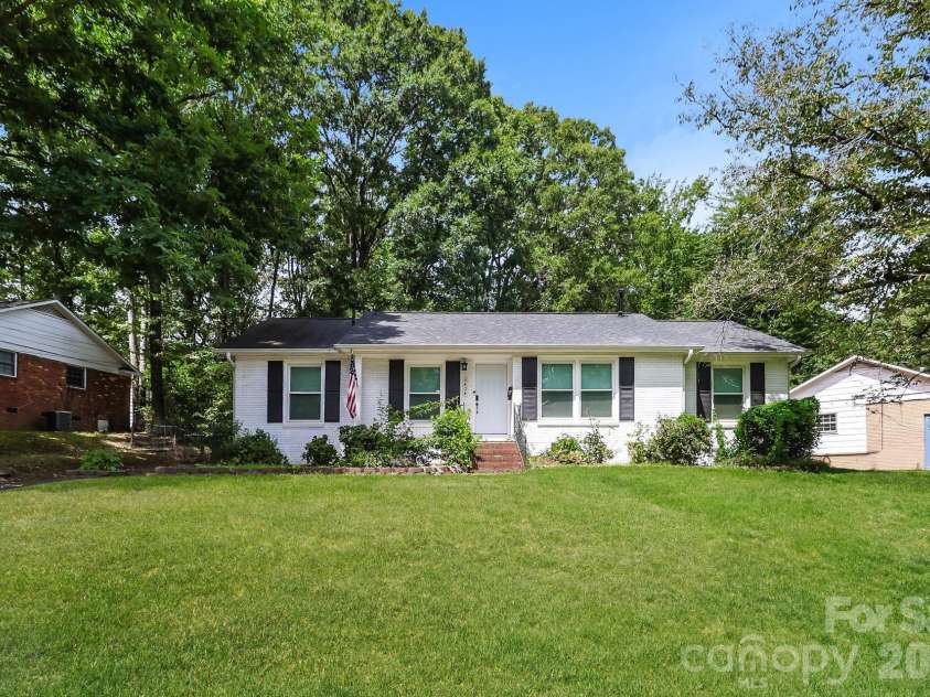 6424 Springfield Drive, Charlotte, NC 28212.  MLS# CAR4413387, YatesRealty ID 43217. 
