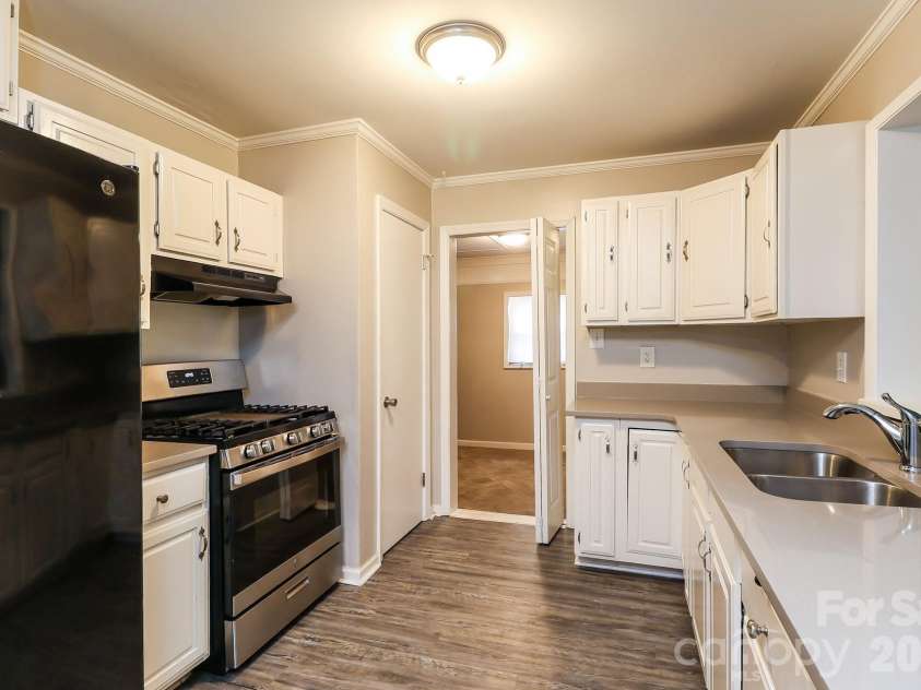 6424 Springfield Drive, Charlotte, NC 28212.  MLS# CAR4413387, YatesRealty ID 43217. 
