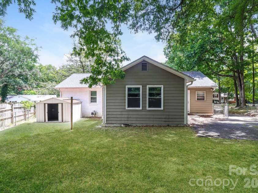 6424 Springfield Drive, Charlotte, NC 28212.  MLS# CAR4413387, YatesRealty ID 43217. 