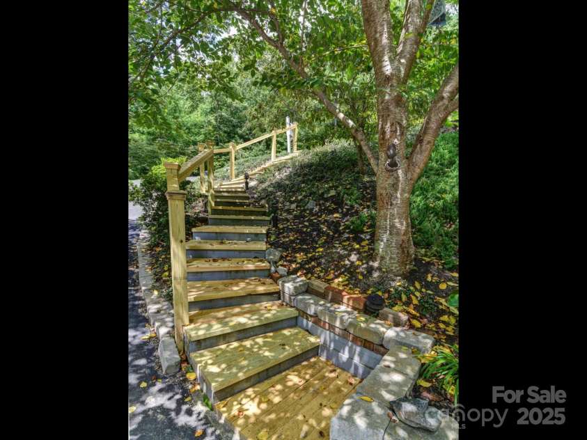 206 Glenroy Court, Flat Rock, NC 28731.  MLS# CAR4260641, YatesRealty ID 4322. 