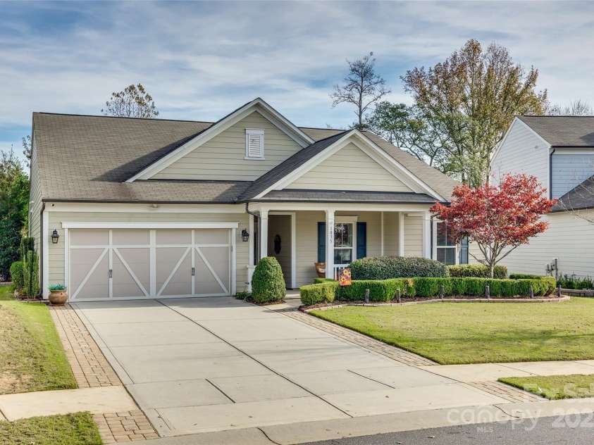 1035 Crescent Moon Drive, Fort Mill, SC 29715.  MLS# CAR4201241, YatesRealty ID 4323. Welcome Home