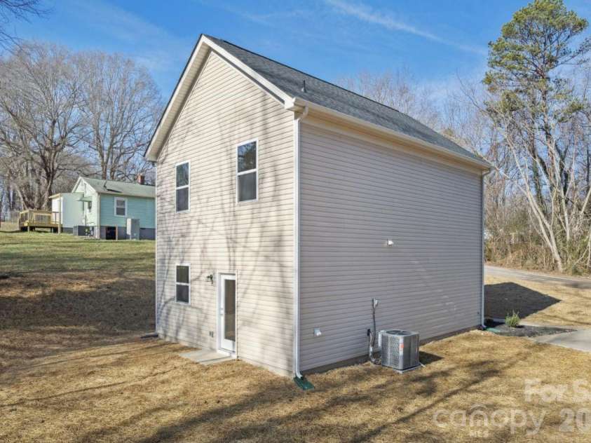709 Hillsdale Drive, Cherryville, NC 28021.  MLS# CAR4333848, YatesRealty ID 4323. 