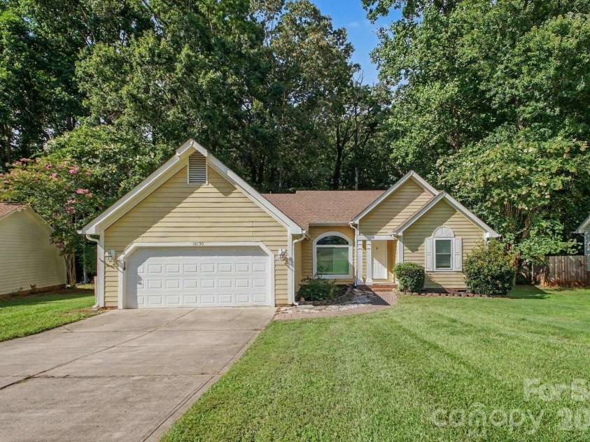 16130 Amber Field Drive, Huntersville, NC 28078.  MLS# CAR4413382, YatesRealty ID 43231. 