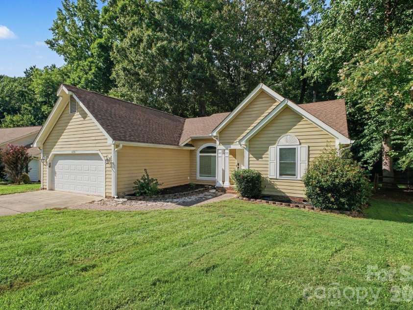 16130 Amber Field Drive, Huntersville, NC 28078.  MLS# CAR4413382, YatesRealty ID 43231. 