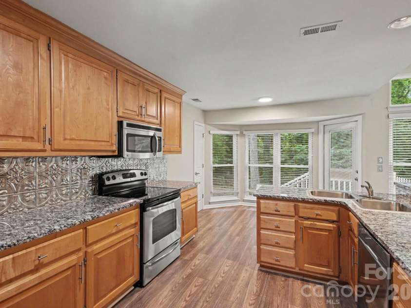 16130 Amber Field Drive, Huntersville, NC 28078.  MLS# CAR4413382, YatesRealty ID 43231. 