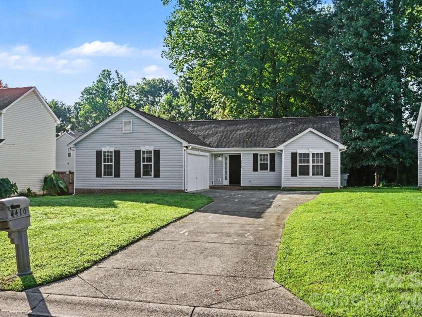 4410 Craven Hill Drive, Charlotte, NC 28216.  MLS# CAR4412999, YatesRealty ID 43233. 
