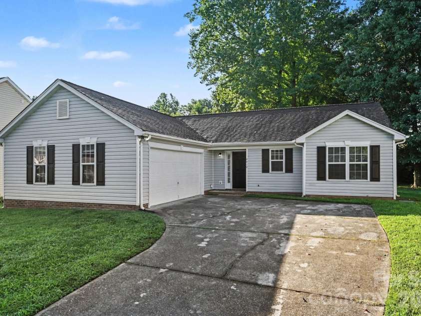 4410 Craven Hill Drive, Charlotte, NC 28216.  MLS# CAR4412999, YatesRealty ID 43233. 