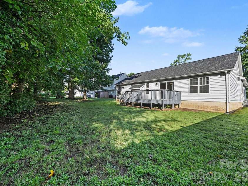 4410 Craven Hill Drive, Charlotte, NC 28216.  MLS# CAR4412999, YatesRealty ID 43233. 