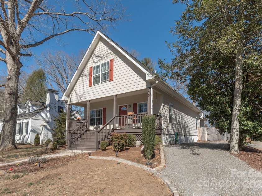 127 Kingsgate Road, Asheville, NC 28805.  MLS# CAR4231741, YatesRealty ID 4324. 