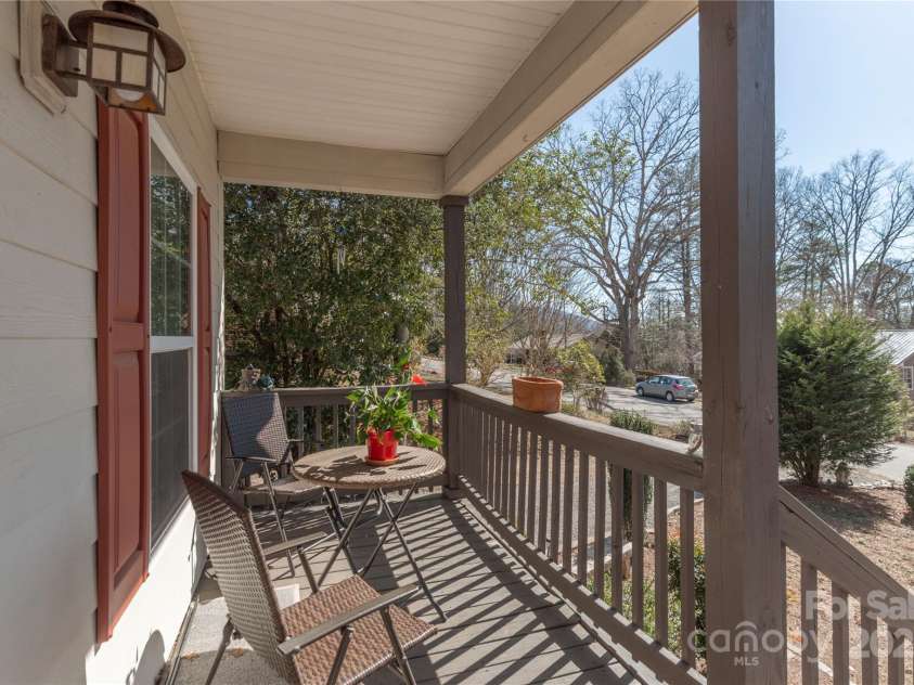 127 Kingsgate Road, Asheville, NC 28805.  MLS# CAR4231741, YatesRealty ID 4324. 