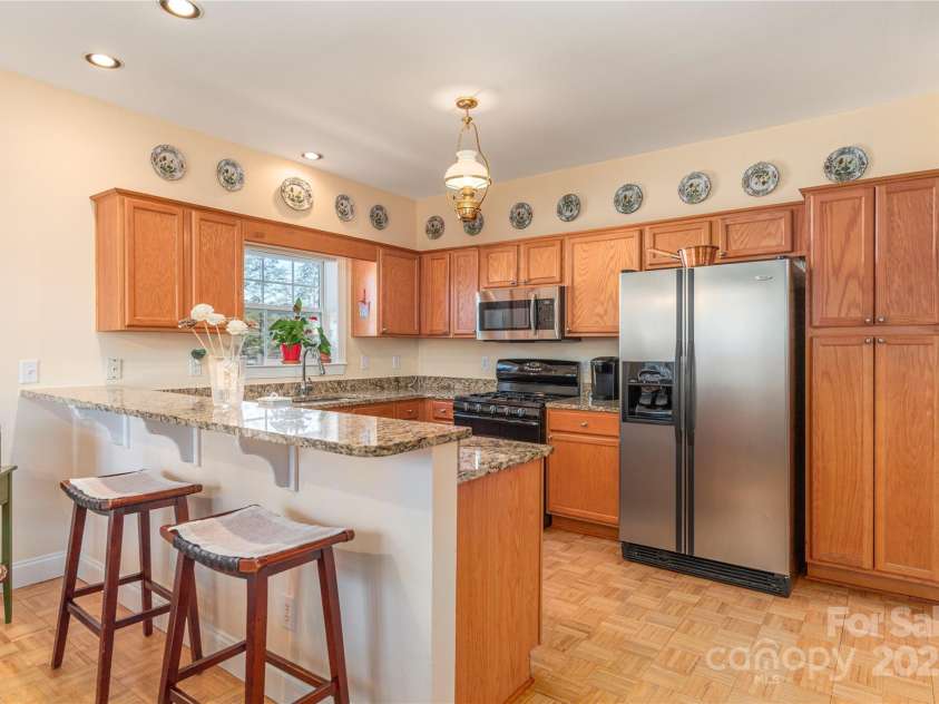 127 Kingsgate Road, Asheville, NC 28805.  MLS# CAR4231741, YatesRealty ID 4324. 