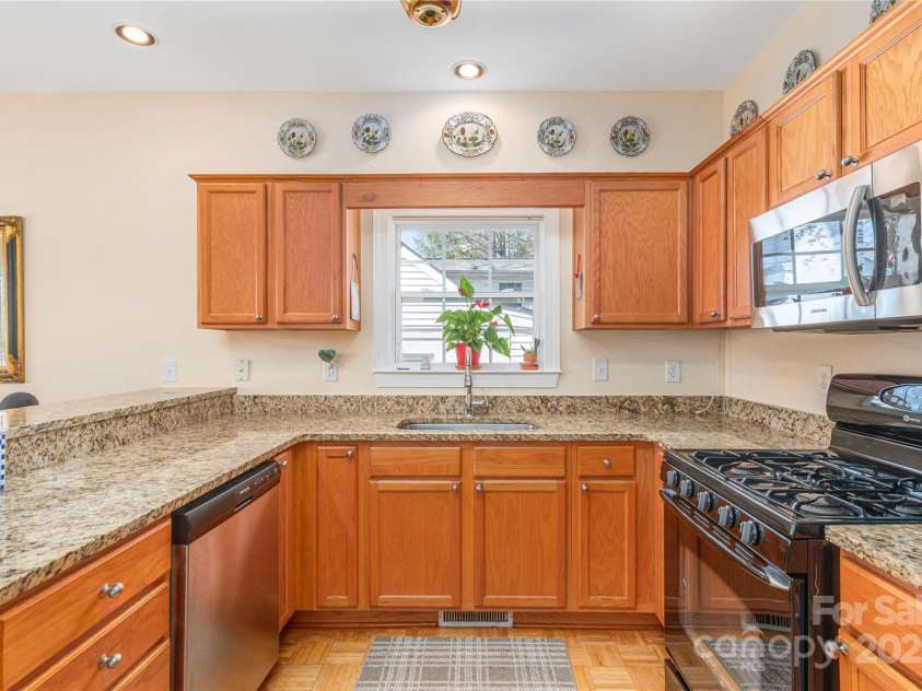 127 Kingsgate Road, Asheville, NC 28805.  MLS# CAR4231741, YatesRealty ID 4324. 