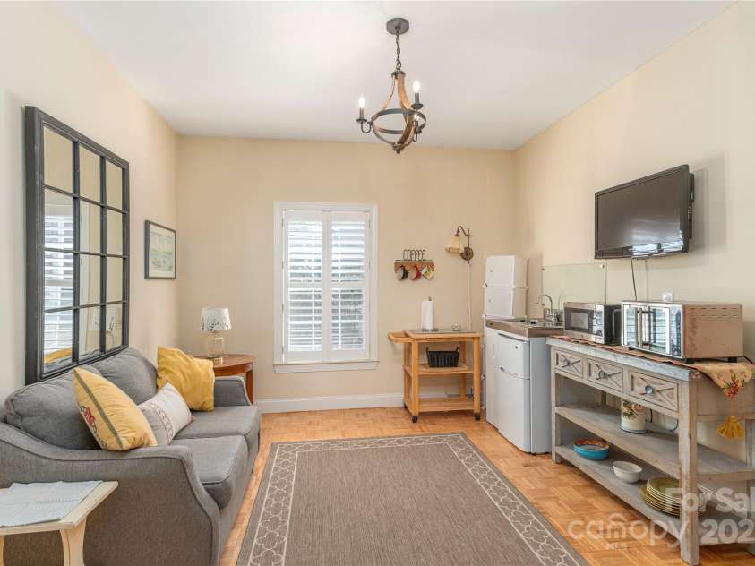 127 Kingsgate Road, Asheville, NC 28805.  MLS# CAR4231741, YatesRealty ID 4324. 