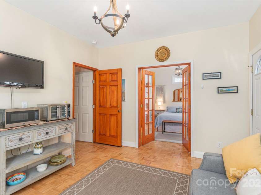 127 Kingsgate Road, Asheville, NC 28805.  MLS# CAR4231741, YatesRealty ID 4324. 