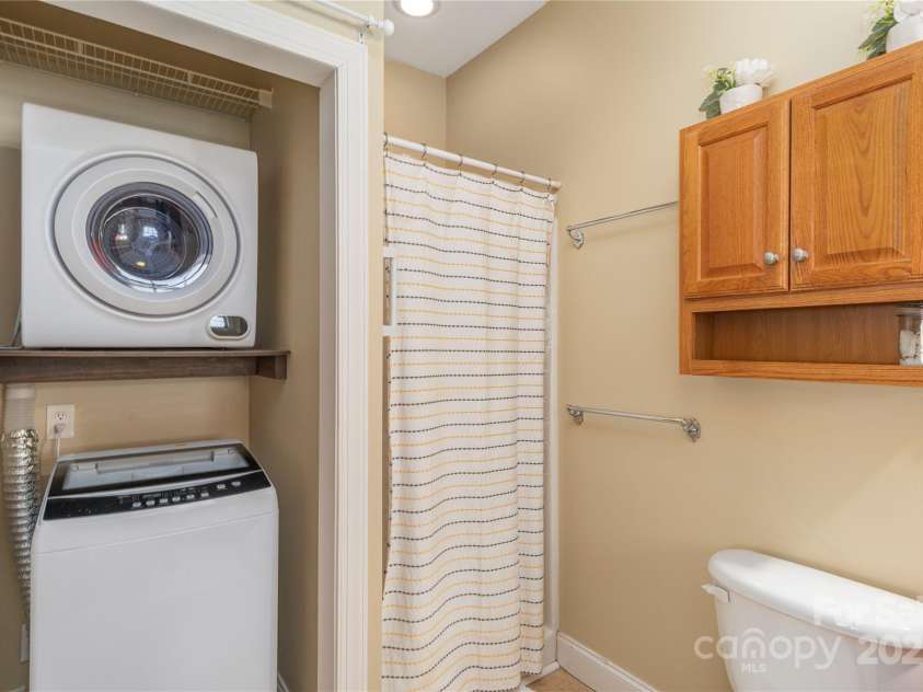 127 Kingsgate Road, Asheville, NC 28805.  MLS# CAR4231741, YatesRealty ID 4324. 