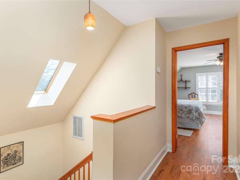 127 Kingsgate Road, Asheville, NC 28805.  MLS# CAR4231741, YatesRealty ID 4324. 