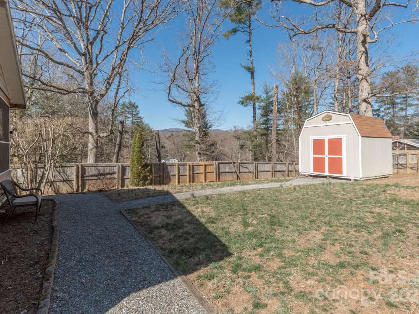 127 Kingsgate Road, Asheville, NC 28805.  MLS# CAR4231741, YatesRealty ID 4324. 
