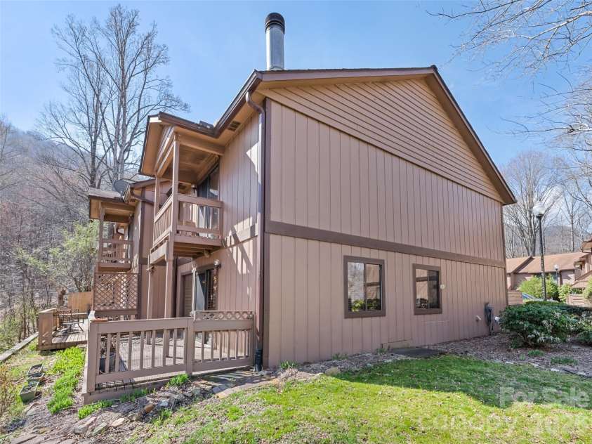 37 George Circle, Maggie Valley, NC 28751.  MLS# CAR4352732, YatesRealty ID 4324. End unit 