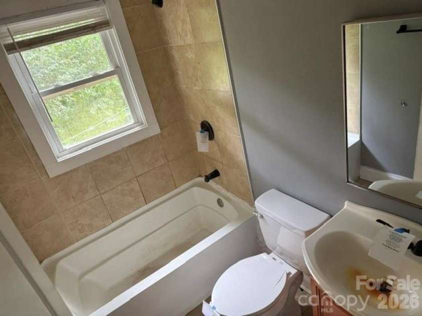 826 Davidson Avenue, Gastonia, NC 28052.  MLS# CAR4413623, YatesRealty ID 43240. Bathroom