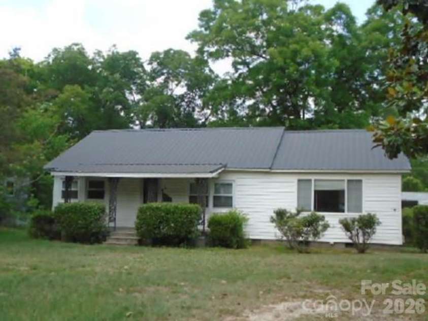 512 Vance Street, Laurinburg, NC 28352.  MLS# CAR4413748, YatesRealty ID 43246. 