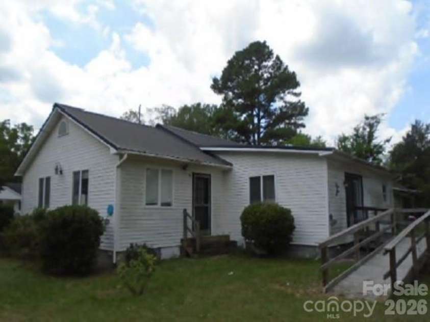 512 Vance Street, Laurinburg, NC 28352.  MLS# CAR4413748, YatesRealty ID 43246. 