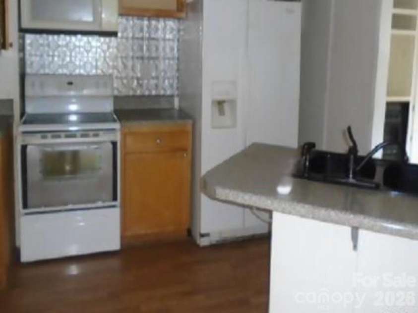 512 Vance Street, Laurinburg, NC 28352.  MLS# CAR4413748, YatesRealty ID 43246. 