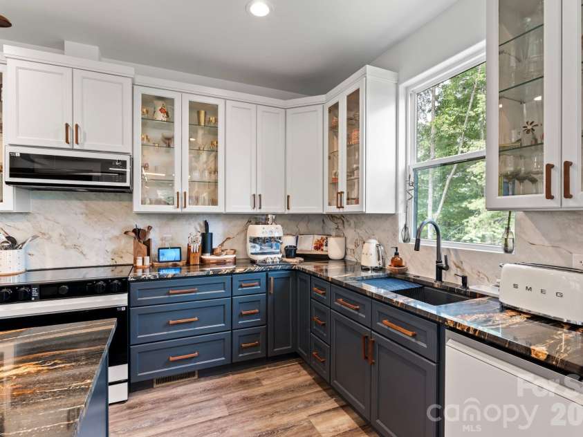 49 Timber Moss Drive, Asheville, NC 28804.  MLS# CAR4413689, YatesRealty ID 43247. Kitchen