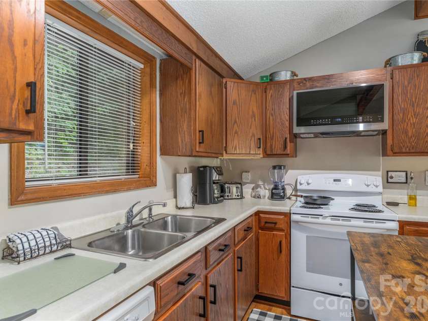 73 Mountain Breeze Drive, Maggie Valley, NC 28751.  MLS# CAR4413648, YatesRealty ID 43249. 