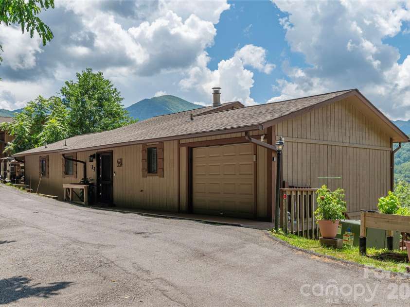 73 Mountain Breeze Drive, Maggie Valley, NC 28751.  MLS# CAR4413648, YatesRealty ID 43249. 