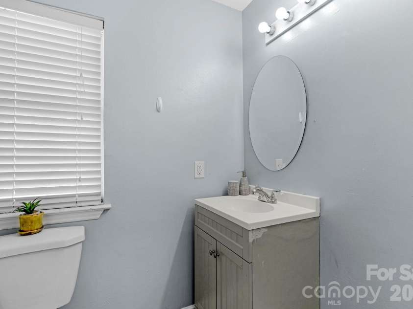 7015 Hunters Glen Drive, Charlotte, NC 28214.  MLS# CAR4354629, YatesRealty ID 4325. 
