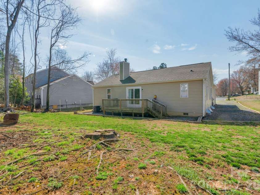 7015 Hunters Glen Drive, Charlotte, NC 28214.  MLS# CAR4354629, YatesRealty ID 4325. Back and side
