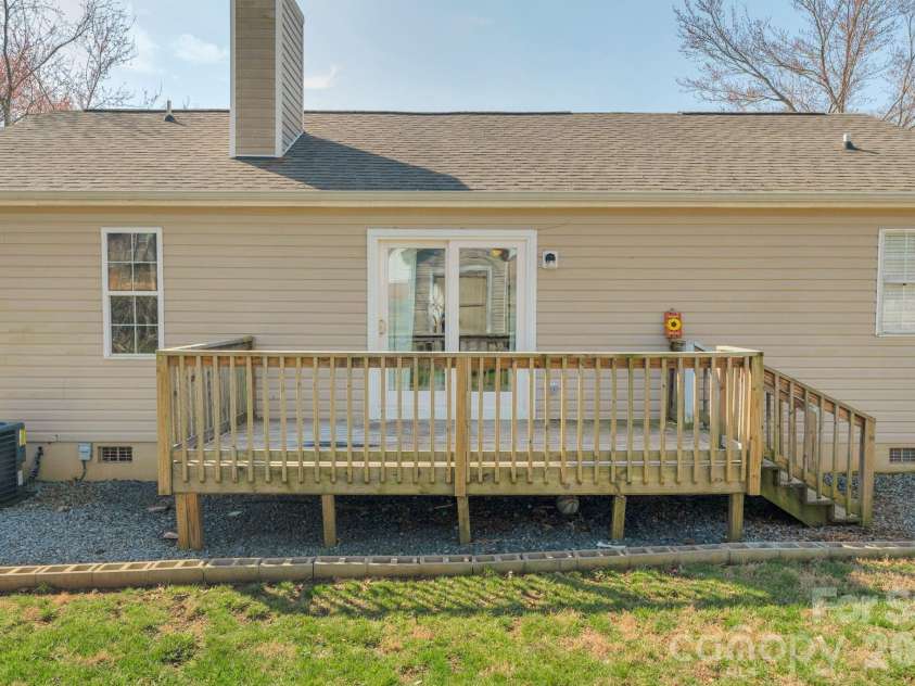 7015 Hunters Glen Drive, Charlotte, NC 28214.  MLS# CAR4354629, YatesRealty ID 4325. Back deck