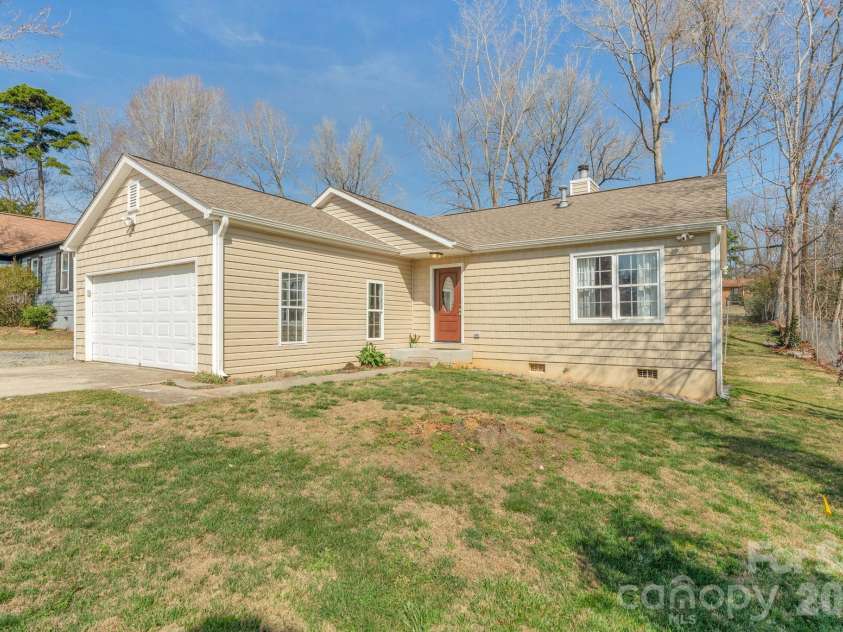 7015 Hunters Glen Drive, Charlotte, NC 28214.  MLS# CAR4354629, YatesRealty ID 4325. Double garage 