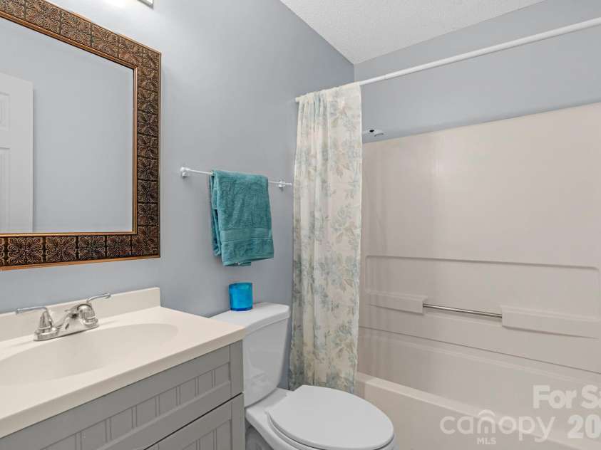 7015 Hunters Glen Drive, Charlotte, NC 28214.  MLS# CAR4354629, YatesRealty ID 4325. Hallway bath