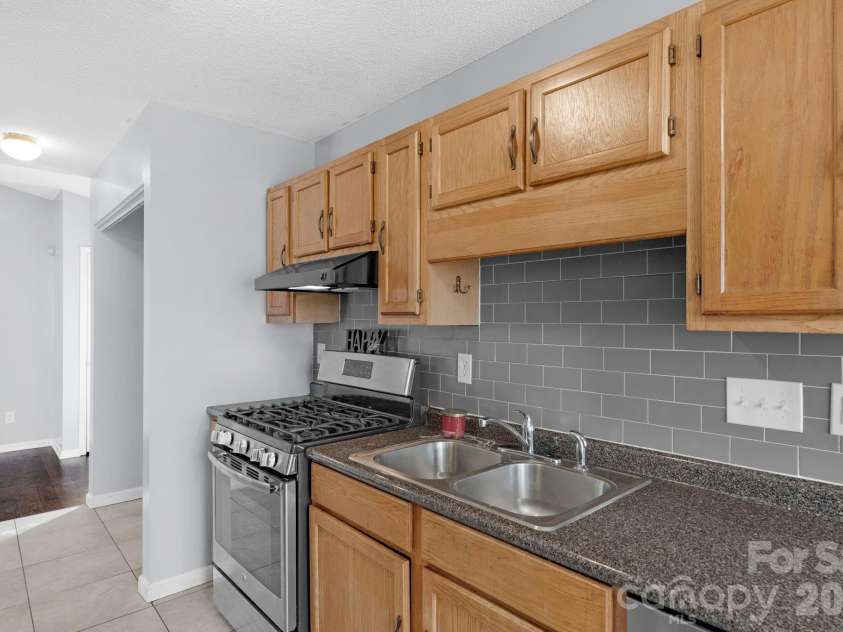 7015 Hunters Glen Drive, Charlotte, NC 28214.  MLS# CAR4354629, YatesRealty ID 4325. Kitchen with backsplash