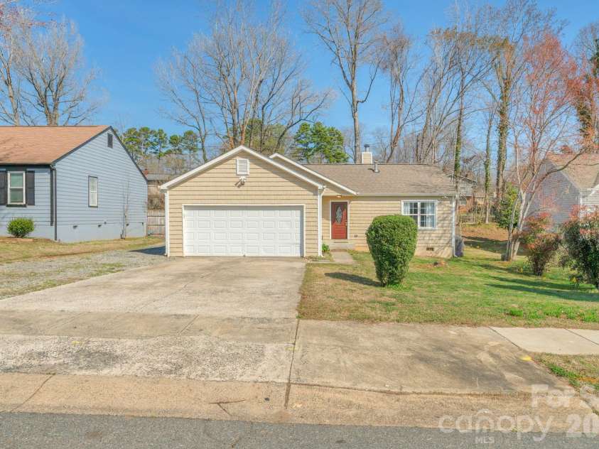 7015 Hunters Glen Drive, Charlotte, NC 28214.  MLS# CAR4354629, YatesRealty ID 4325. Nice 3-bed 2 bath