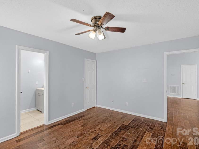 7015 Hunters Glen Drive, Charlotte, NC 28214.  MLS# CAR4354629, YatesRealty ID 4325. Primary bed w/ bath