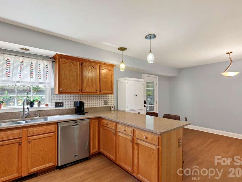47 Royal Oaks Road, Arden, NC 28704.  MLS# CAR4411047, YatesRealty ID 43257. 