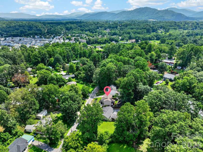 47 Royal Oaks Road, Arden, NC 28704.  MLS# CAR4411047, YatesRealty ID 43257. 