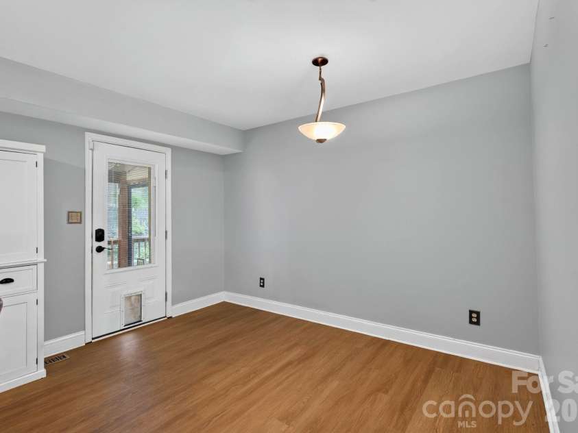 47 Royal Oaks Road, Arden, NC 28704.  MLS# CAR4411047, YatesRealty ID 43257. Dining area
