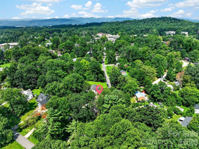 47 Royal Oaks Road, Arden, NC 28704.  MLS# CAR4411047, YatesRealty ID 43257. Great location
