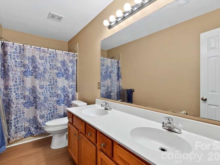 47 Royal Oaks Road, Arden, NC 28704.  MLS# CAR4411047, YatesRealty ID 43257. Hall bath