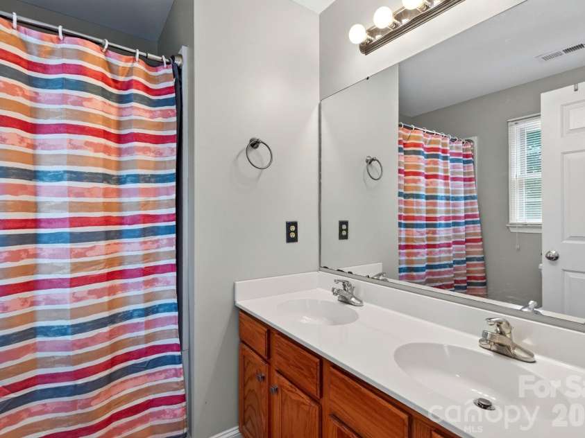 47 Royal Oaks Road, Arden, NC 28704.  MLS# CAR4411047, YatesRealty ID 43257. Primary bath