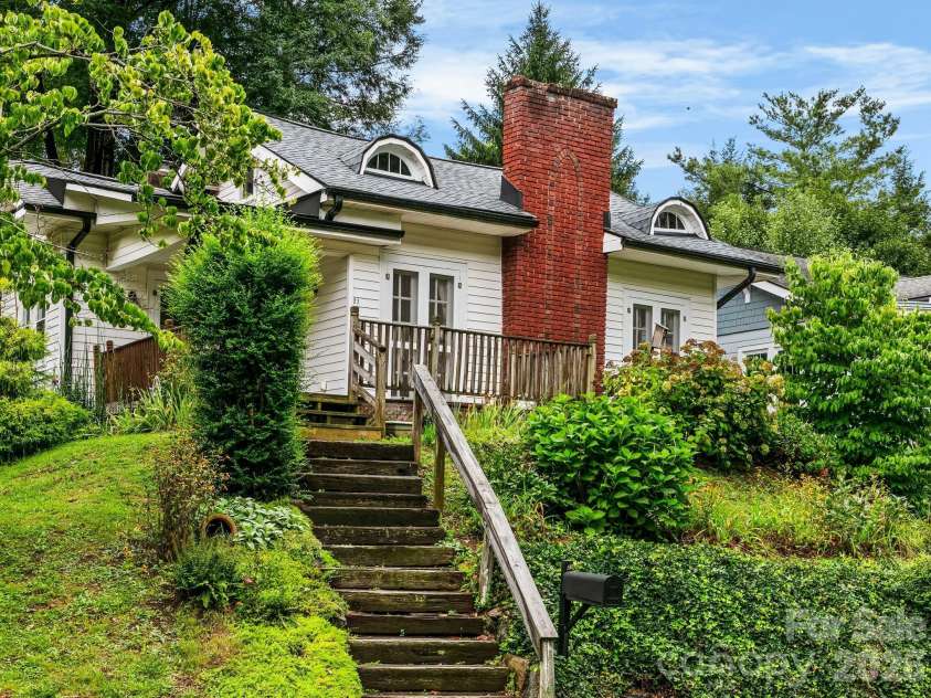 27 Warwick Road, Asheville, NC 28803.  MLS# CAR4409749, YatesRealty ID 43258. 