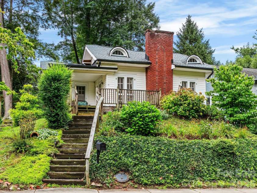 27 Warwick Road, Asheville, NC 28803.  MLS# CAR4409749, YatesRealty ID 43258. 