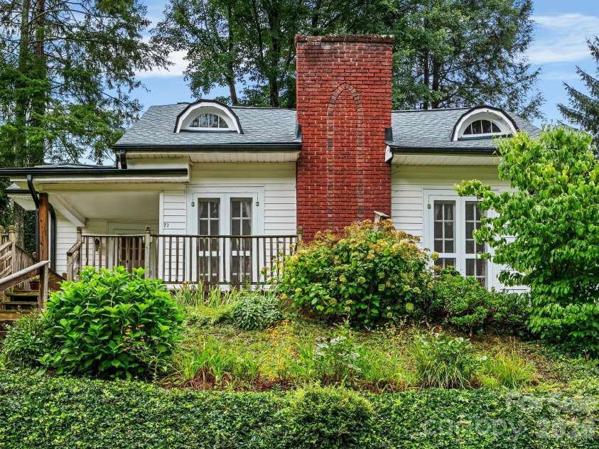 27 Warwick Road, Asheville, NC 28803.  MLS# CAR4409749, YatesRealty ID 43258. 