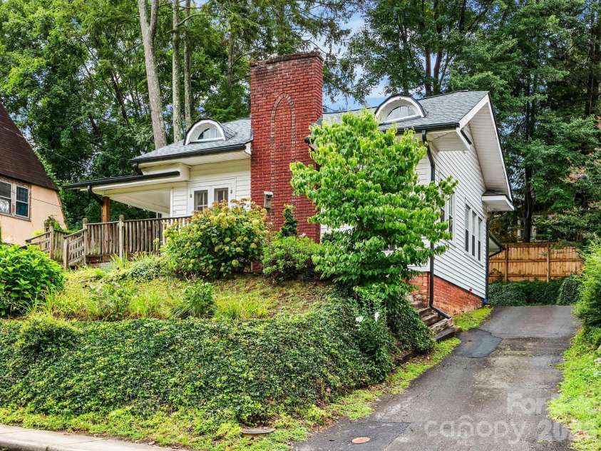 27 Warwick Road, Asheville, NC 28803.  MLS# CAR4409749, YatesRealty ID 43258. 