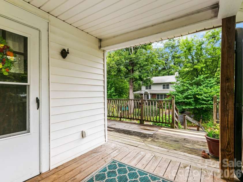 27 Warwick Road, Asheville, NC 28803.  MLS# CAR4409749, YatesRealty ID 43258. 