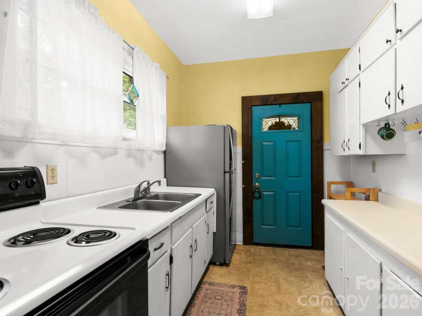 27 Warwick Road, Asheville, NC 28803.  MLS# CAR4409749, YatesRealty ID 43258. 