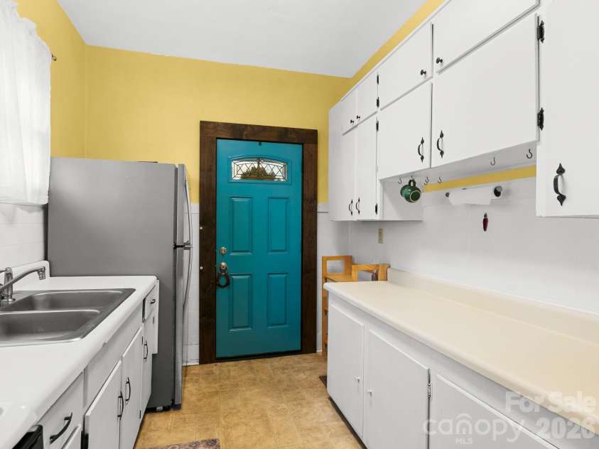 27 Warwick Road, Asheville, NC 28803.  MLS# CAR4409749, YatesRealty ID 43258. 